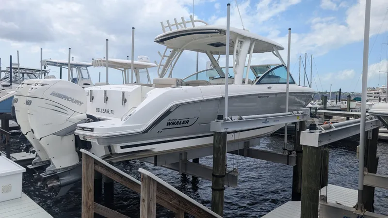 2017 Boston Whaler 320 Vantage