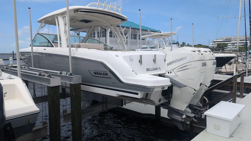2017 Boston Whaler 320 Vantage