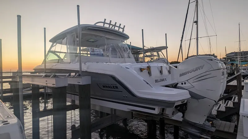 2017 Boston Whaler 320 Vantage