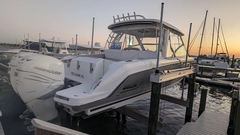 2017 Boston Whaler 320 Vantage