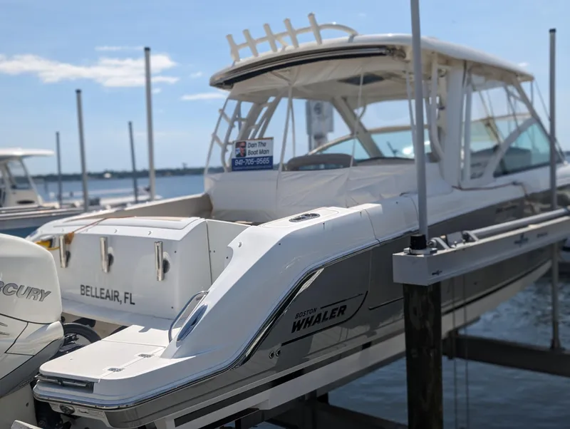 2017 Boston Whaler 320 Vantage