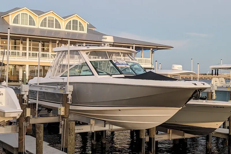 2017 Boston Whaler 320 Vantage