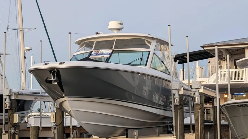 2017 Boston Whaler 320 Vantage