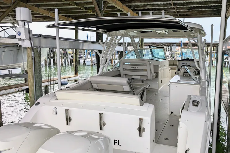 2017 Boston Whaler 320 Vantage