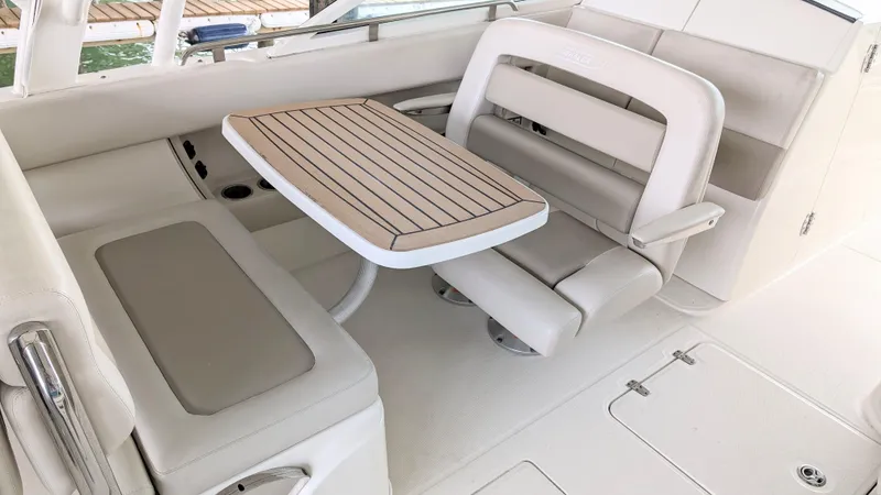 2017 Boston Whaler 320 Vantage