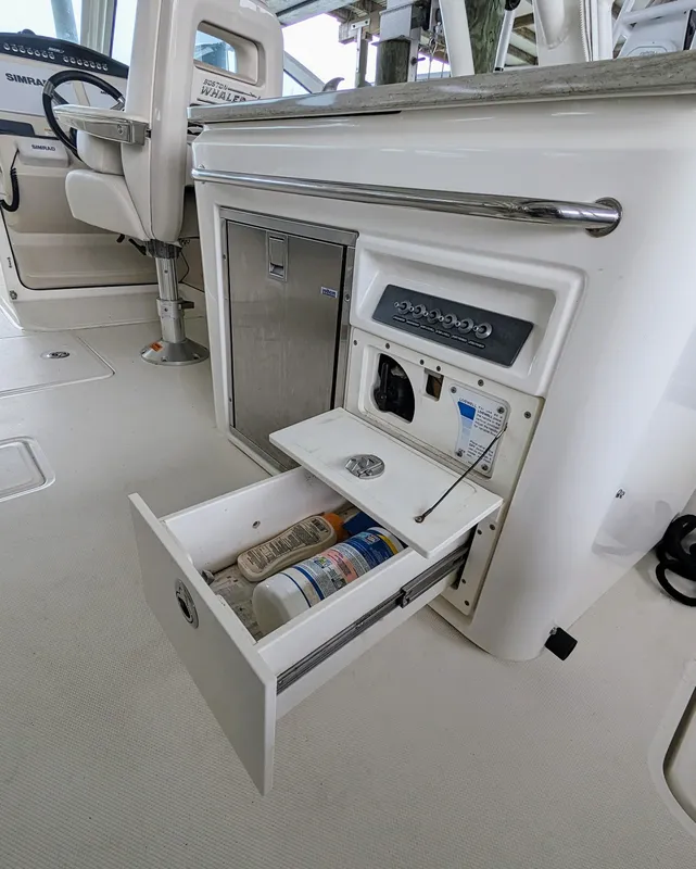 2017 Boston Whaler 320 Vantage