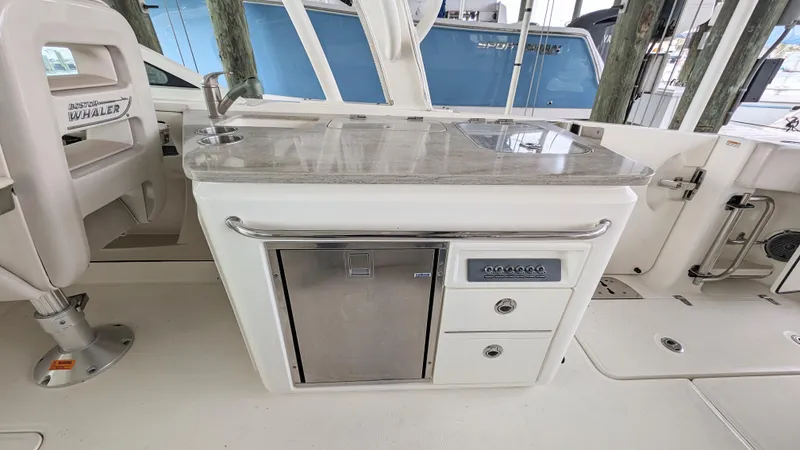 2017 Boston Whaler 320 Vantage