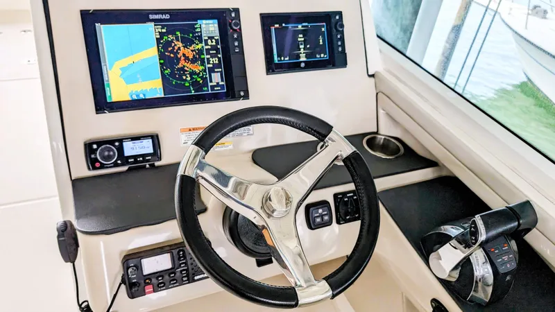 2017 Boston Whaler 320 Vantage