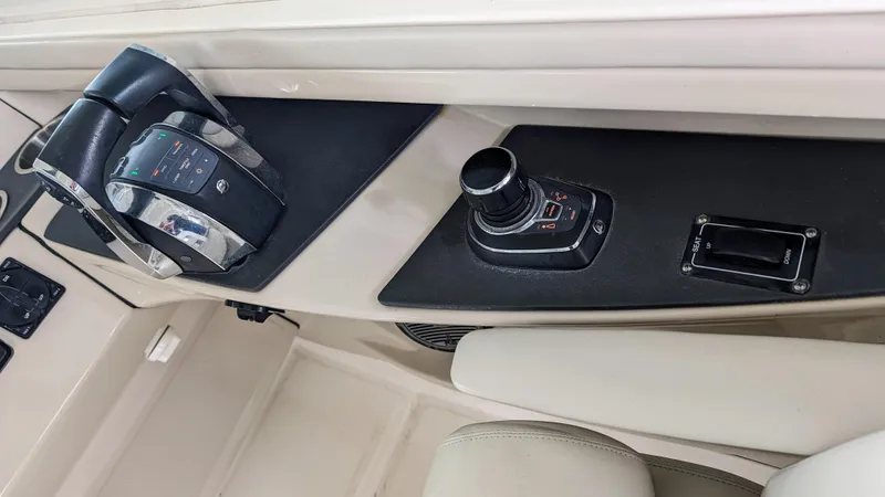 2017 Boston Whaler 320 Vantage
