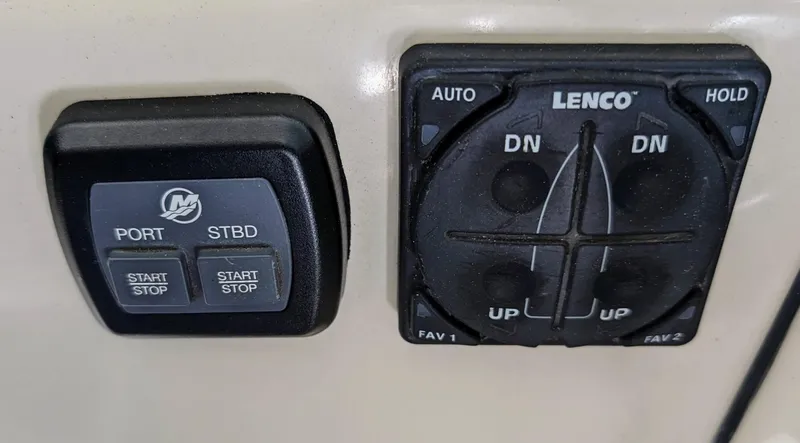2017 Boston Whaler 320 Vantage