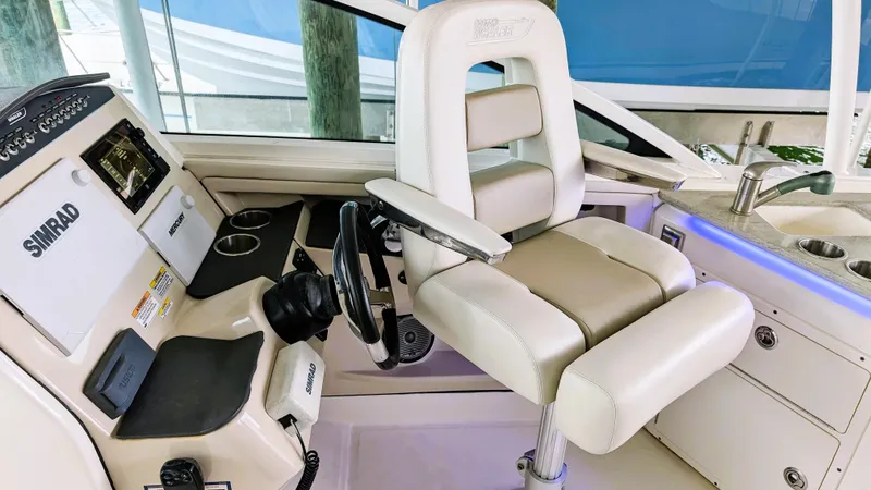 2017 Boston Whaler 320 Vantage