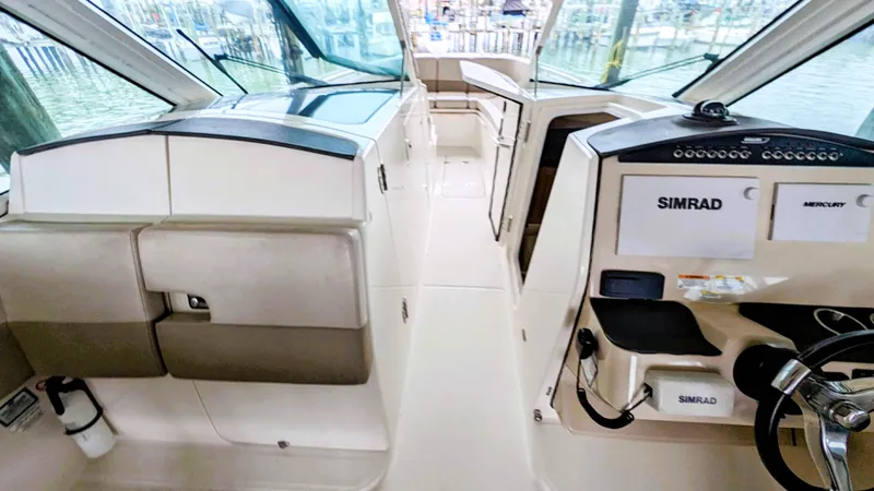 2017 Boston Whaler 320 Vantage