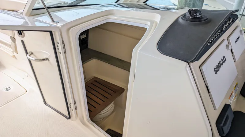2017 Boston Whaler 320 Vantage