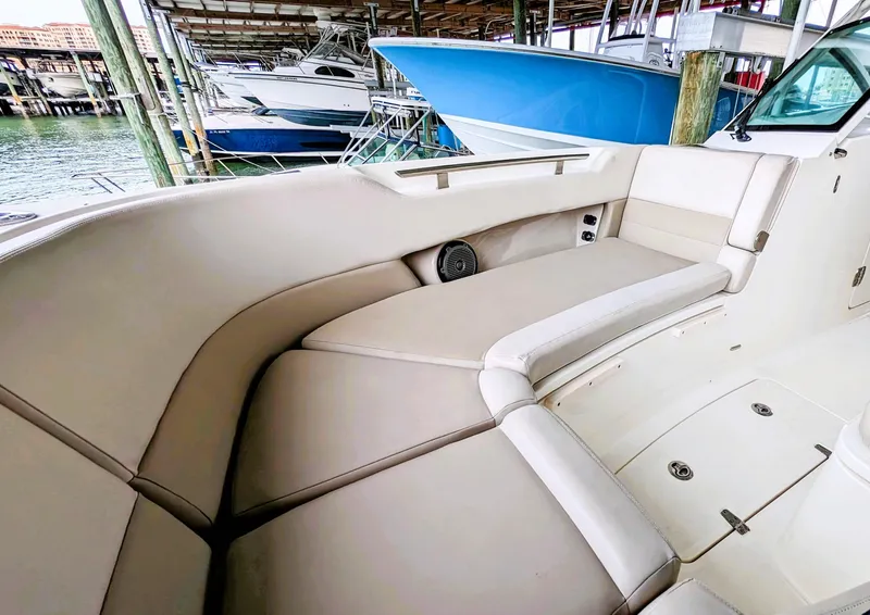 2017 Boston Whaler 320 Vantage