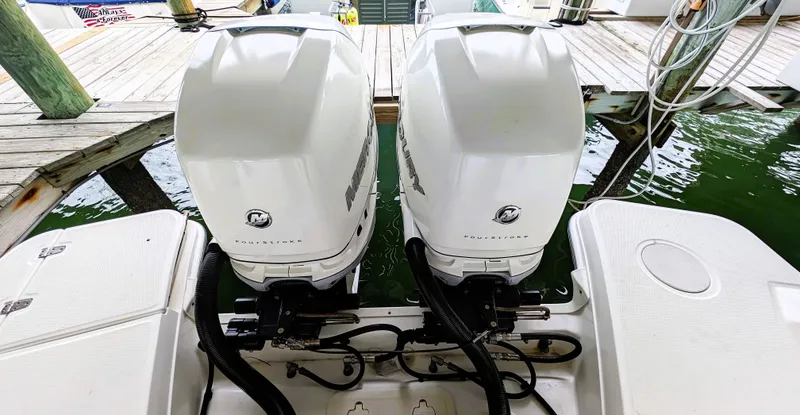 2017 Boston Whaler 320 Vantage