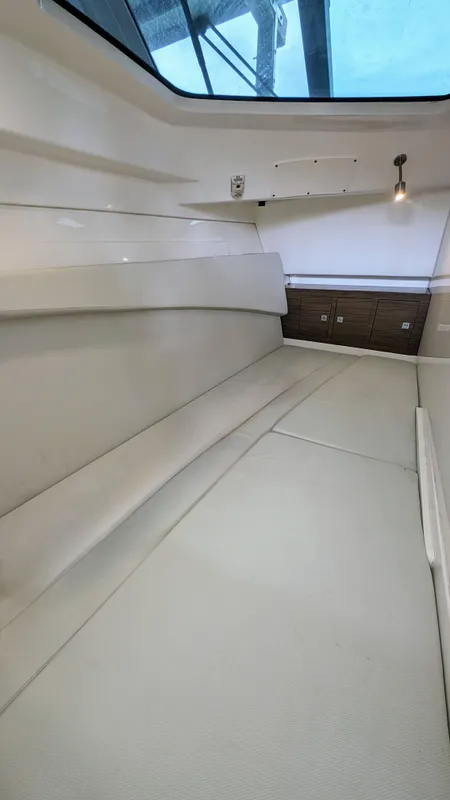 2017 Boston Whaler 320 Vantage