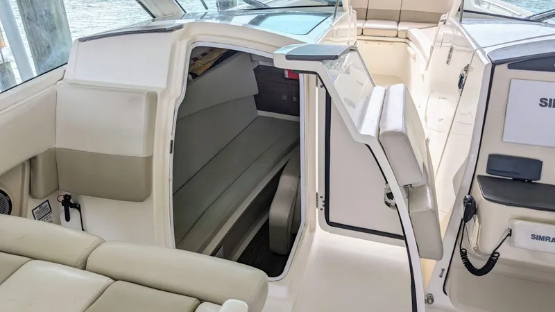 2017 Boston Whaler 320 Vantage