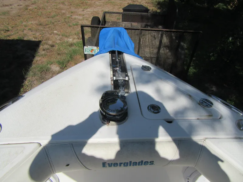 2017 Everglades 255 Center Console boat bow with anchor and seating.