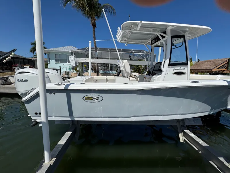2024 Sea Hunt Gamefish 25 boat docked, side view.