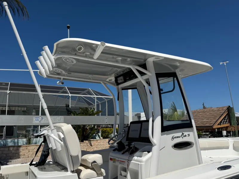 2024 Sea Hunt Gamefish 25 boat with modern features.