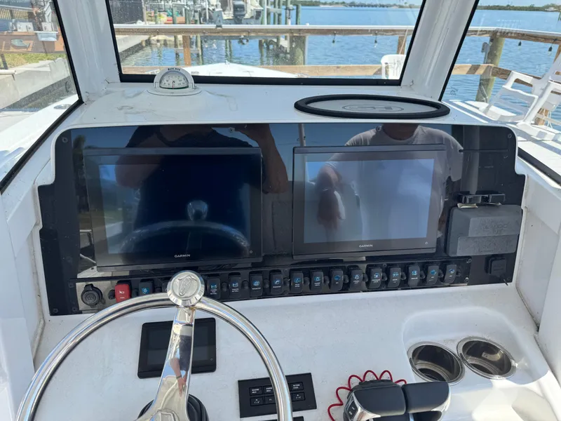 2024 Sea Hunt Gamefish 25 helm with Garmin displays.