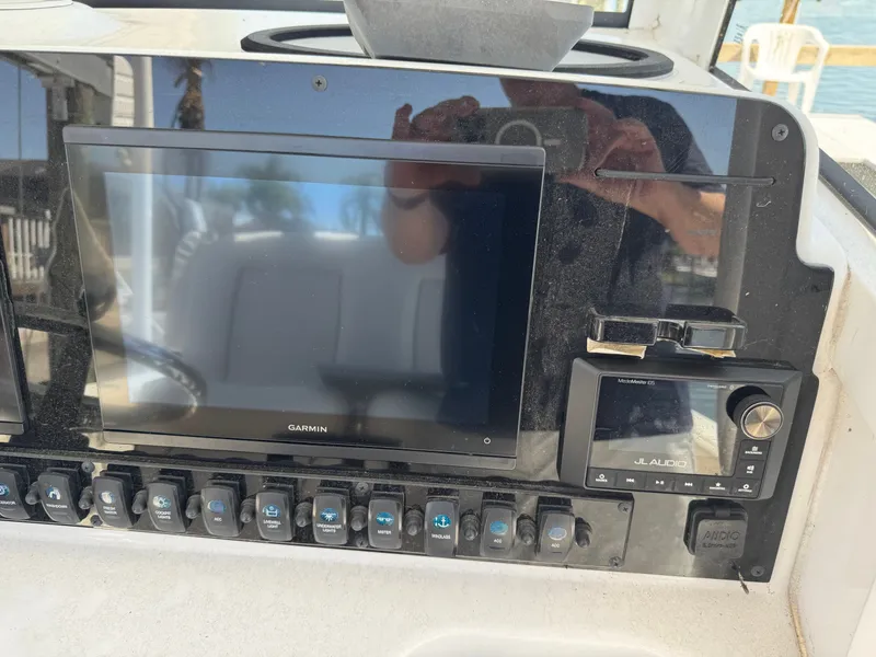 2024 Sea Hunt Gamefish 25 boat console with Garmin and JL Audio system.