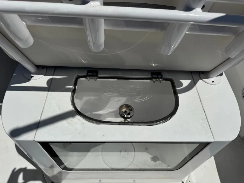 2024 Sea Hunt Gamefish 25, boat compartment with glass cover.