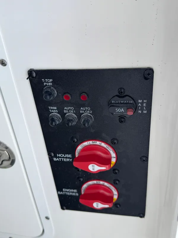 Control panel of Sea Hunt Gamefish 25 boat, year 2024.