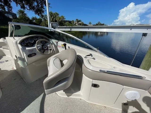 2003 Sea Ray 220 Sundeck