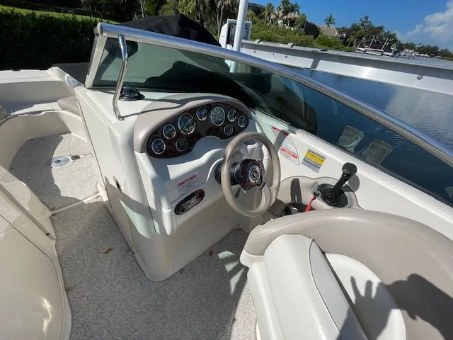 2003 Sea Ray 220 Sundeck