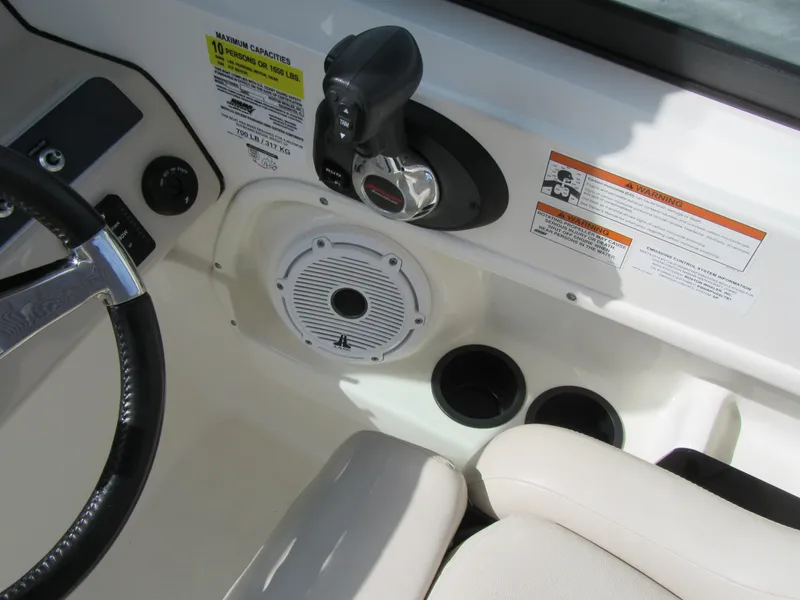 2019 Boston Whaler 230 Vantage