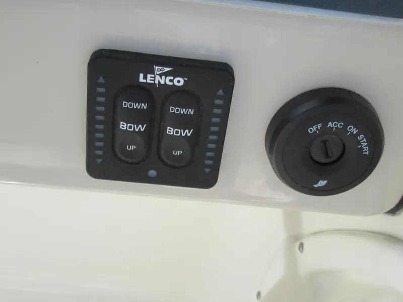 2019 Boston Whaler 230 Vantage