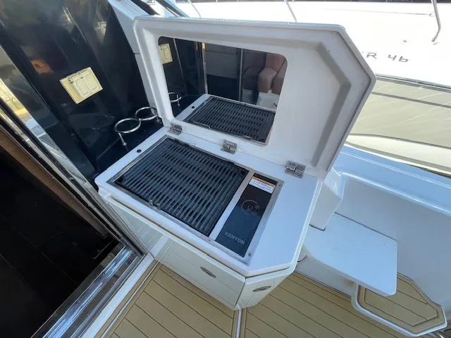 Grill on a 2016 Sea Ray 510 DA yacht.