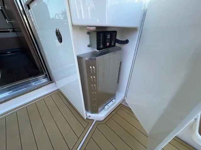 Interior of a 2016 Sea Ray 510 DA yacht with modern amenities.