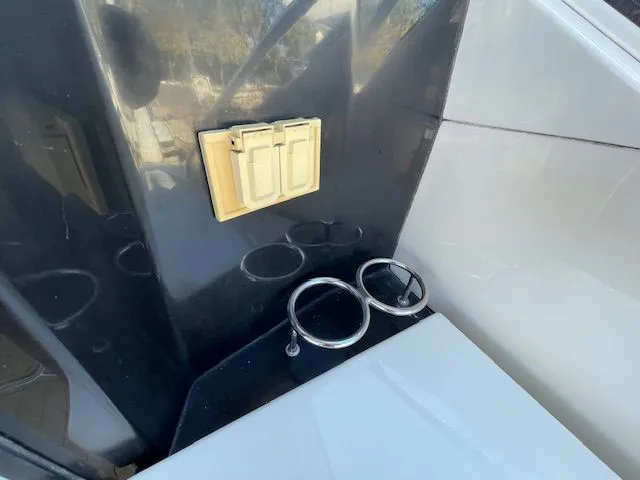 Cup holders on 2016 Sea Ray 510 DA boat.
