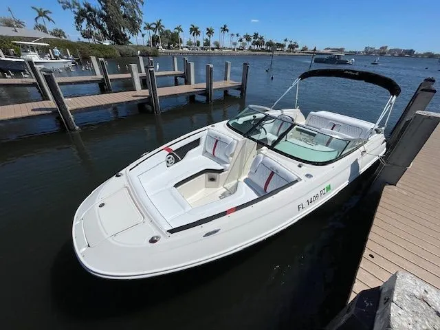 2015 Sea Ray 240 SUN DECK