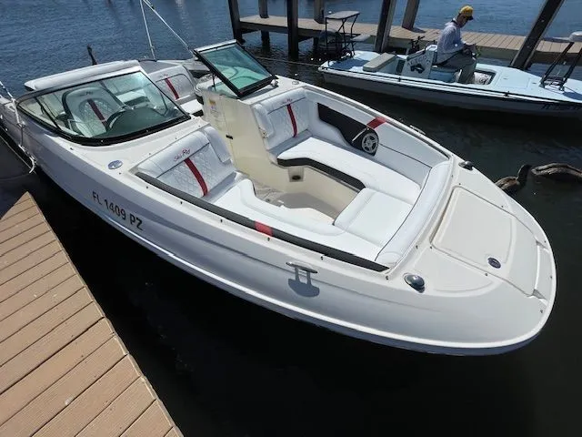 2015 Sea Ray 240 SUN DECK