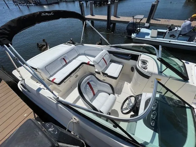 2015 Sea Ray 240 SUN DECK