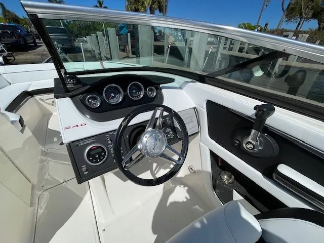 2015 Sea Ray 240 SUN DECK