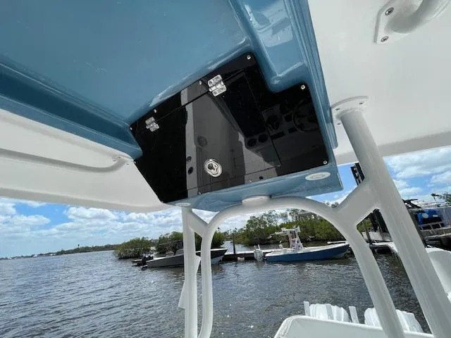 2022 Century 2900 Center Console