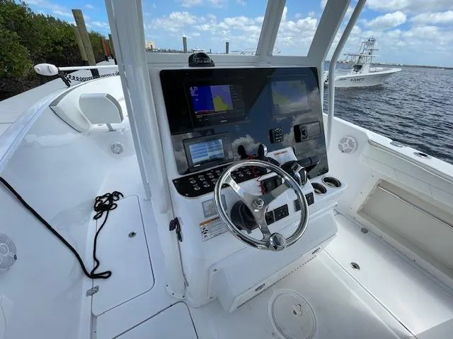 2022 Century 2900 Center Console