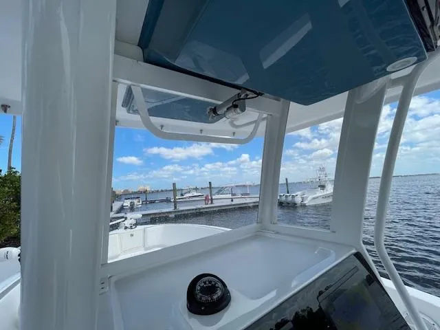 2022 Century 2900 Center Console