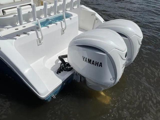 2022 Century 2900 Center Console