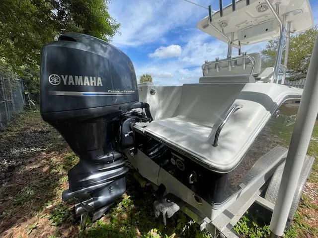 2013 Sea Hunt Triton 225