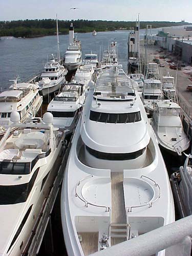 143′ LLOYDS RENEGADE secure on DOCKWISE